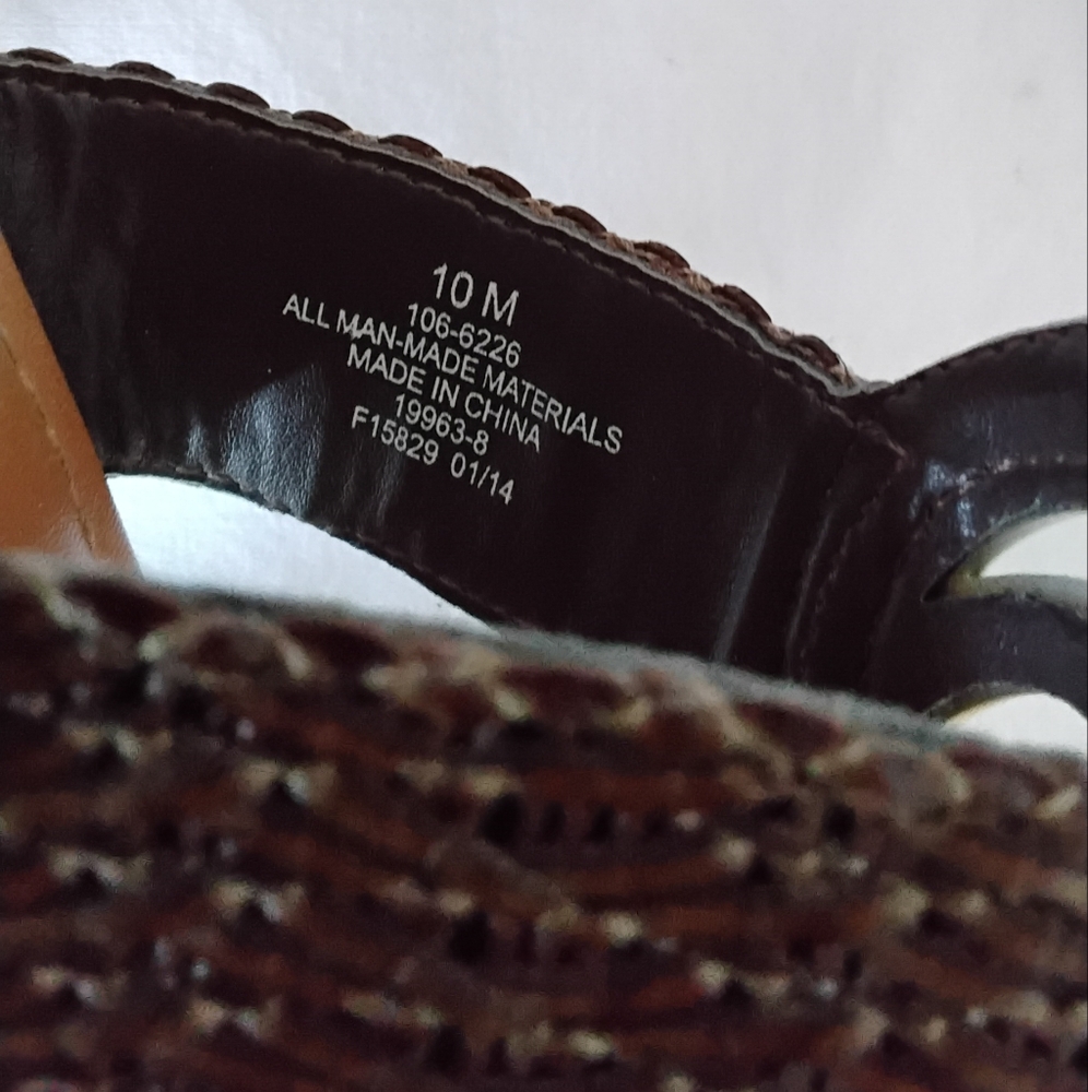 Womens St. Johns Bay Dottie Brown Thongs With Gold Conchos - Picture 4 of 4